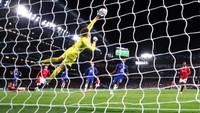 Kepa sudah meregangkan tubuh guna menepis bola. Foto: Getty Images/Clive Rose