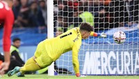 Usai bola memantul keras ke mistar dan menghunjam tanah, Kepa pun masih berusaha merengkuhnya. Foto: Offside via Getty Images/Jacques Feeney/Offside
