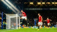 Aksi Casemiro bikin heran Ruben Loftus-Cheek, yang tidak habis pikir dari mana ia mendapatkan tenaga untuk melepaskan sundulan keras tersebut. Foto: Manchester United via Getty Imag/Ash Donelon