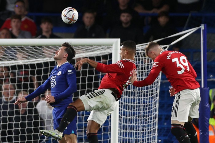Manchester Uniteds Brazilian midfielder Casemiro (C) jumps to head home their late equalizing goal during the English Premier League football match between Chelsea and Manchester United at Stamford Bridge in London on October 22, 2022. - RESTRICTED TO EDITORIAL USE. No use with unauthorized audio, video, data, fixture lists, club/league logos or live services. Online in-match use limited to 120 images. An additional 40 images may be used in extra time. No video emulation. Social media in-match use limited to 120 images. An additional 40 images may be used in extra time. No use in betting publications, games or single club/league/player publications. (Photo by ADRIAN DENNIS / AFP) / RESTRICTED TO EDITORIAL USE. No use with unauthorized audio, video, data, fixture lists, club/league logos or live services. Online in-match use limited to 120 images. An additional 40 images may be used in extra time. No video emulation. Social media in-match use limited to 120 images. An additional 40 images may be used in extra time. No use in betting publications, games or single club/league/player publications. / RESTRICTED TO EDITORIAL USE. No use with unauthorized audio, video, data, fixture lists, club/league logos or live services. Online in-match use limited to 120 images. An additional 40 images may be used in extra time. No video emulation. Social media in-match use limited to 120 images. An additional 40 images may be used in extra time. No use in betting publications, games or single club/league/player publications. (Photo by ADRIAN DENNIS/AFP via Getty Images)
