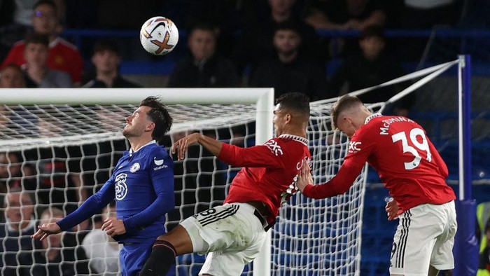 Manchester United's Brazilian midfielder Casemiro (C) jumps to head home their late equalizing goal during the English Premier League football match between Chelsea and Manchester United at Stamford Bridge in London on October 22, 2022. - RESTRICTED TO EDITORIAL USE. No use with unauthorized audio, video, data, fixture lists, club/league logos or 'live' services. Online in-match use limited to 120 images. An additional 40 images may be used in extra time. No video emulation. Social media in-match use limited to 120 images. An additional 40 images may be used in extra time. No use in betting publications, games or single club/league/player publications. (Photo by ADRIAN DENNIS / AFP) / RESTRICTED TO EDITORIAL USE. No use with unauthorized audio, video, data, fixture lists, club/league logos or 'live' services. Online in-match use limited to 120 images. An additional 40 images may be used in extra time. No video emulation. Social media in-match use limited to 120 images. An additional 40 images may be used in extra time. No use in betting publications, games or single club/league/player publications. / RESTRICTED TO EDITORIAL USE. No use with unauthorized audio, video, data, fixture lists, club/league logos or 'live' services. Online in-match use limited to 120 images. An additional 40 images may be used in extra time. No video emulation. Social media in-match use limited to 120 images. An additional 40 images may be used in extra time. No use in betting publications, games or single club/league/player publications. (Photo by ADRIAN DENNIS/AFP via Getty Images)