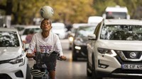 Sepanjang perjalanannya ia membawa sebuah bola dan terkadang ia mainkan di atas kepalanya.  