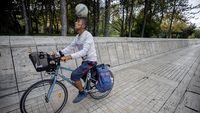 Demi Piala Dunia 2022, Pelatih Sepakbola Meksiko Ini Gowes ke Qatar