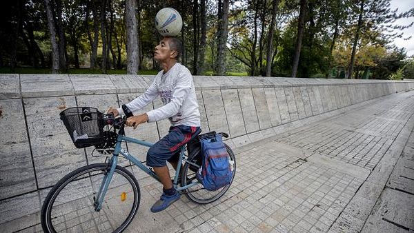 Demi Piala Dunia 2022, Pelatih Sepakbola Meksiko Ini Gowes ke Qatar