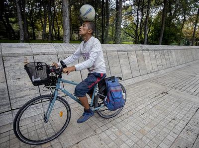 Demi Piala Dunia 2022, Pelatih Sepakbola Meksiko Ini Gowes ke Qatar