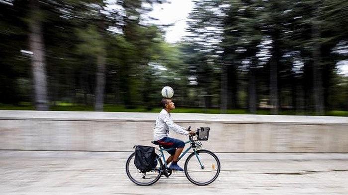 Demi Piala Dunia 2022, Pelatih Sepakbola Meksiko Ini Gowes ke Qatar ANKARA, TURKIYE - OCTOBER 07: Mexican football coach Juan Marquez Nieto (67), who set off on a bicycle almost 80 days ago to watch the World Cup in Qatar, rides a bicycle as he carries a ball on his head in Ankara, Turkiye on October 07, 2022. (Photo by Ercin Erturk/Anadolu Agency via Getty Images)