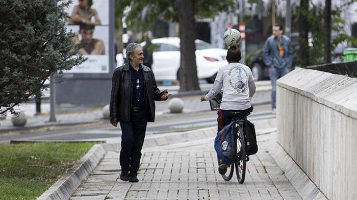 ANKARA, TURKIYE - OCTOBER 07: Mexican football coach Juan Marquez Nieto (67), who set off on a bicycle almost 80 days ago to watch the World Cup in Qatar, rides a bicycle as he carries a ball on his head in Ankara, Turkiye on October 07, 2022. (Photo by Ercin Erturk/Anadolu Agency via Getty Images)