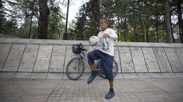 Demi Piala Dunia 2022, Pelatih Sepakbola Meksiko Ini Gowes ke Qatar ANKARA, TURKIYE - OCTOBER 07: Mexican football coach Juan Marquez Nieto (67), who set off on a bicycle almost 80 days ago to watch the World Cup in Qatar, rides a bicycle as he carries a ball on his head in Ankara, Turkiye on October 07, 2022. (Photo by Ercin Erturk/Anadolu Agency via Getty Images)