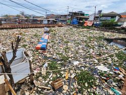 Duh Jorok Banget, Sungai di Tangerang Ini Dipenuhi Sampah