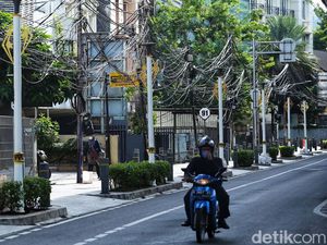 Duh, Kabel Semrawut di Wolter Monginsidi Belum Dikubur