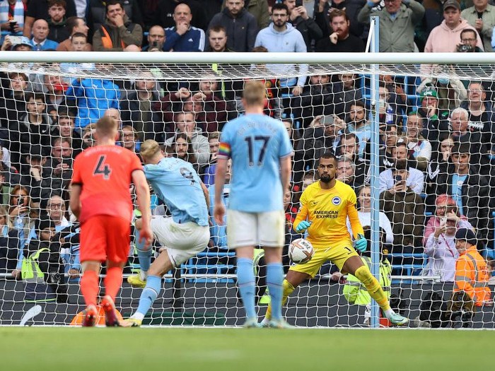 MANCHESTER, ENGLAND - OCTOBER 22:  Erling Haaland of Manchester City scores a penalty for their team's second goal during the Premier League match between Manchester City and Brighton & Hove Albion at Etihad Stadium on October 22, 2022 in Manchester, England. (Photo by Julian Finney/Getty Images)