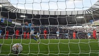Haaland kini sudah mengoleksi 17 gol dan menjadi pemain tersubur dalam sejarah kompetisi pada saat memasuki pekan ke-13. Ia melewati 15 gol dalam 13 matchweek dari Les Ferdinand musim 1995/1996. Foto: AFP via Getty Images/OLI SCARFF