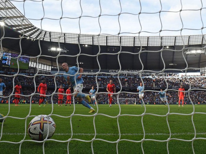 Manchester City's Norwegian striker Erling Haaland (L) celebrates scoring the team's second goal from the penalty spot during the English Premier League football match between Manchester City and Brighton and Hove Albion at the Etihad Stadium in Manchester, north west England, on October 22, 2022. - RESTRICTED TO EDITORIAL USE. No use with unauthorized audio, video, data, fixture lists, club/league logos or 'live' services. Online in-match use limited to 120 images. An additional 40 images may be used in extra time. No video emulation. Social media in-match use limited to 120 images. An additional 40 images may be used in extra time. No use in betting publications, games or single club/league/player publications. (Photo by Oli SCARFF / AFP) / RESTRICTED TO EDITORIAL USE. No use with unauthorized audio, video, data, fixture lists, club/league logos or 'live' services. Online in-match use limited to 120 images. An additional 40 images may be used in extra time. No video emulation. Social media in-match use limited to 120 images. An additional 40 images may be used in extra time. No use in betting publications, games or single club/league/player publications. / RESTRICTED TO EDITORIAL USE. No use with unauthorized audio, video, data, fixture lists, club/league logos or 'live' services. Online in-match use limited to 120 images. An additional 40 images may be used in extra time. No video emulation. Social media in-match use limited to 120 images. An additional 40 images may be used in extra time. No use in betting publications, games or single club/league/player publications. (Photo by OLI SCARFF/AFP via Getty Images)