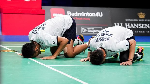 ODENSE, DENMARK - OCTOBER 23: Fajar Alfian (L) and Muhammad Rian Ardianto of Indonesia celebrate the victory in the Men's Double Final match against Marcus Fernaldi Gideon and Kevin Sanjaya Sukamuljo of Indonesia during day six of the Denmark Open at Jyske Bank Arena on October 23, 2022 in Odense, Denmark. (Photo by Shi Tang/Getty Images)