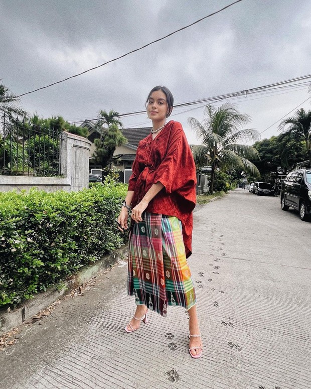 Foto: instagram.com/evacelia Warna batu permata, merah ruby, yang cocok di dark skin tone/