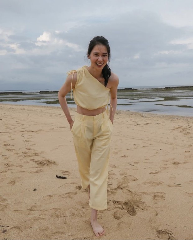 Foto: instagram.com/laurabas Warna baju pastel yang cocok dengan fair skin tone/