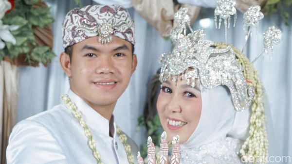 8 Foto Pasangan Viral Beda Umur 15 Tahun di Tasikmalaya, Dulu Guru dan Murid