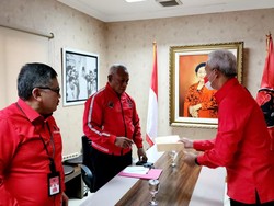 Ganjar Sowan Hasto-Komarudin soal Siap Nyapres, Serahkan Amplop Cokelat