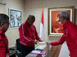 Serahkan Surat Cokelat, Ganjar Temui Hasto-Komarudin soal Siap Nyapres