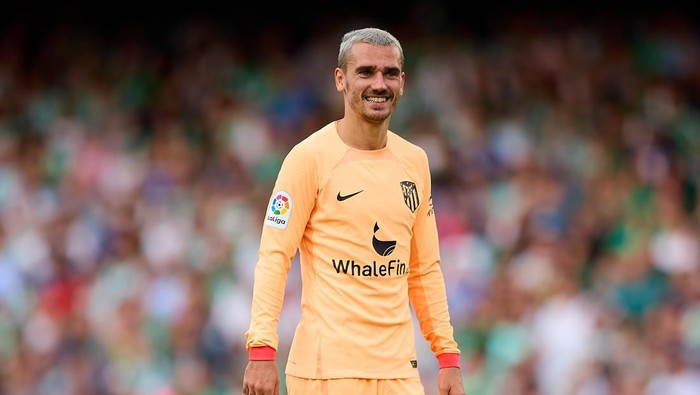 Griezmann SEVILLE, SPAIN - OCTOBER 23: Antoine Griezmann of Atletico de Madrid reacts during the LaLiga Santander match between Real Betis and Atletico de Madrid at Estadio Benito Villamarin on October 23, 2022 in Seville, Spain. (Photo by Fran Santiago/Getty Images)
