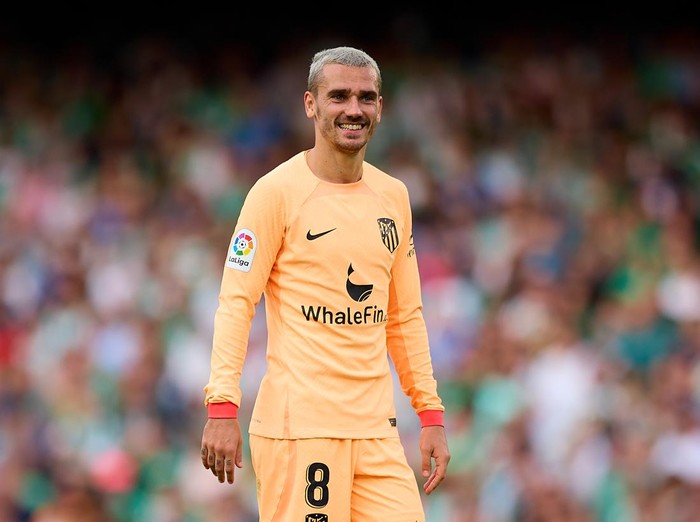SEVILLE, SPAIN - OCTOBER 23: Antoine Griezmann of Atletico de Madrid reacts during the LaLiga Santander match between Real Betis and Atletico de Madrid at Estadio Benito Villamarin on October 23, 2022 in Seville, Spain. (Photo by Fran Santiago/Getty Images)