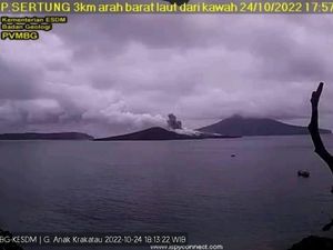Gunung Anak Krakatau Kembali Erupsi