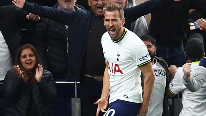 Soccer Football - Premier League - Tottenham Hotspur v Everton - Tottenham Hotspur Stadium, London, Britain - October 15, 2022 Tottenham Hotspurs Harry Kane celebrates scoring their first goal REUTERS/David Klein EDITORIAL USE ONLY. No use with unauthorized audio, video, data, fixture lists, club/league logos or live services. Online in-match use limited to 75 images, no video emulation. No use in betting, games or single club /league/player publications.  Please contact your account representative for further details.