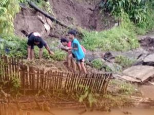 Imbas Longsor di Cigombong Bogor, Akses Jalan 2 Kampung Warga Terputus