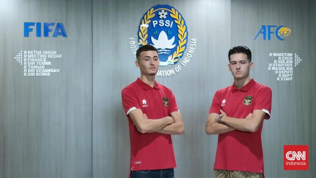 Ivar Janner (kiri) dan Justin Hubner (kanan) Calon Pemain Naturalisasi Ivar Janner (kiri) dan Justin Hubner (kanan) dua calon pemain naturalisasi Timnas Indonesia U-20 asal Belanda saat ditemui di kantor PSSI di GBK Arena pada Senin (24/10) siang. CNN Indonesia/Abdul Susila