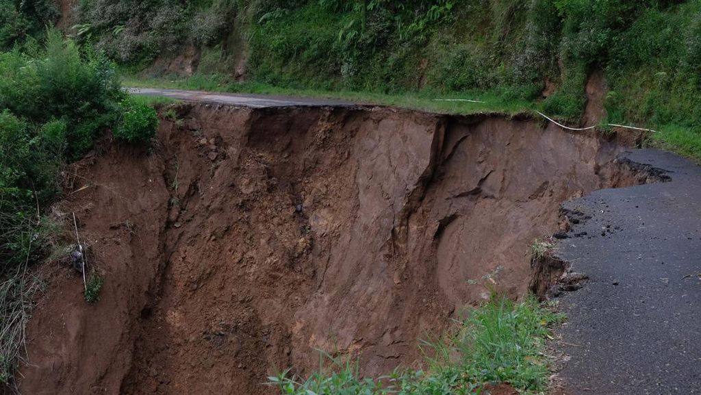 Jalur Alternatif ke Dataran Tinggi Dieng Putus Jalur Alternatif ke Dataran Tinggi Dieng Putus