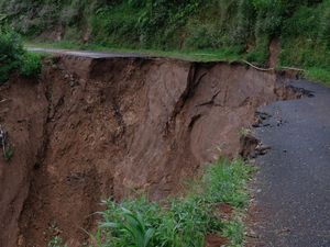 Jalur Alternatif ke Dataran Tinggi Dieng Putus
