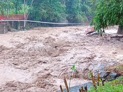 Baru Sehari, Jembatan Darurat Gelar Jembrana Hancur Diterjang Arus