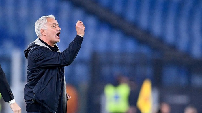 Jose Mourinho of AS Roma gestures during the Serie A match between AS Roma and SSC Napoli at Stadio Olimpico, Rome, Italy on 23 October 2022.  (Photo by Giuseppe Maffia/NurPhoto via Getty Images)