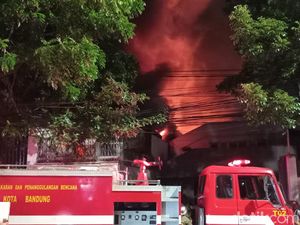 10 Mobil Damkar Dikerahkan ke Gudang Tripleks yang Terbakar