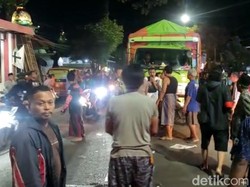 Satu Keluarga Boncengan Motor Ditabrak Truk di Probolinggo, Suami Tewas