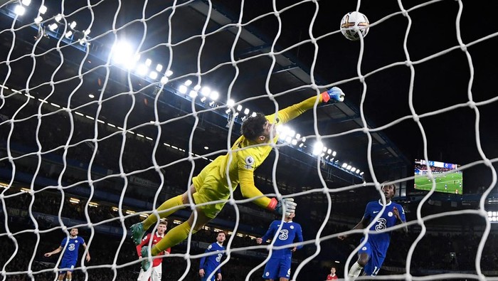 Chelseas Spanish goalkeeper Kepa Arrizabalaga (C) fails to keep the ball from crossing his line from a header by Manchester Uniteds Brazilian midfielder Casemiro (L) during the English Premier League football match between Chelsea and Manchester United at Stamford Bridge in London on October 22, 2022. - - RESTRICTED TO EDITORIAL USE. No use with unauthorized audio, video, data, fixture lists, club/league logos or live services. Online in-match use limited to 45 images, no video emulation. No use in betting, games or single club/league/player publications. (Photo by Glyn KIRK / IKIMAGES / AFP) / RESTRICTED TO EDITORIAL USE. No use with unauthorized audio, video, data, fixture lists, club/league logos or live services. Online in-match use limited to 45 images, no video emulation. No use in betting, games or single club/league/player publications. / RESTRICTED TO EDITORIAL USE. No use with unauthorized audio, video, data, fixture lists, club/league logos or live services. Online in-match use limited to 45 images, no video emulation. No use in betting, games or single club/league/player publications. (Photo by GLYN KIRK/IKIMAGES/AFP via Getty Images)