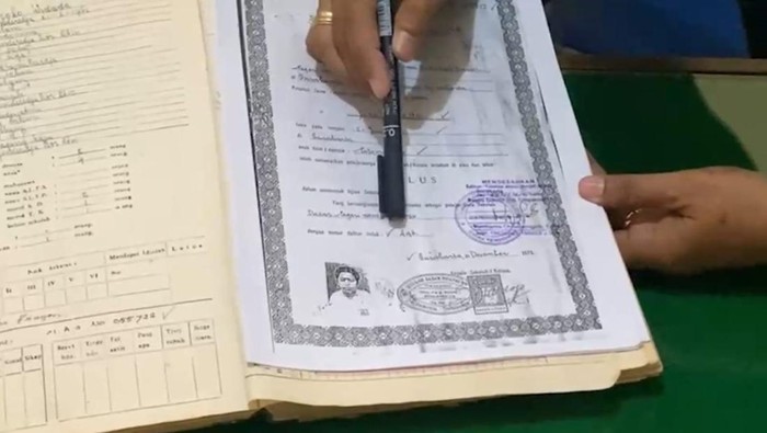 Kepsek SDN 111 Tirtoyoso menunjukkan ijazah Jokowi (tangkapan layar)