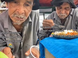 Miris! Tak Punya Uang untuk Beli Nasi, Kakek Ini Bayar Pakai Centong
