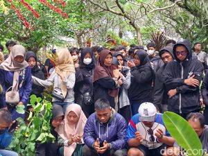 Disebut Positif COVID, Jenazah Korban Kanjuruhan Sempat Dibungkus Plastik Disebut Positif COVID, Jenazah Korban Kanjuruhan Sempat Dibungkus Plastik