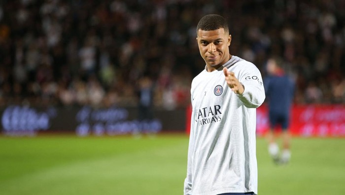 Paris Saint-Germains French forward Kylian Mbappe gestures prior to the French L1 football match between AC Ajaccio and Paris Saint-Germain (PSG) at the Francois Coty Stadium in Ajaccio, Corsica, on October 21, 2022. (Photo by Pascal POCHARD-CASABIANCA / AFP) (Photo by PASCAL POCHARD-CASABIANCA/AFP via Getty Images)