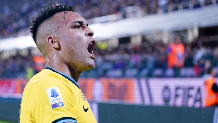 Lautaro Martinez of FC Internazionale celebrates after scoring third goal during the Serie A match between ACF Fiorentina and FC Internazionale Milan at Stadio Artemio Franchi, Florence, Italy on 22 October 2022.  (Photo by Giuseppe Maffia/NurPhoto via Getty Images)