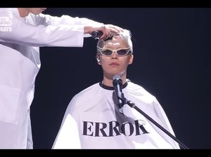 Aksi Penyanyi Korea Cukur Rambut Sambil Nyanyi di Panggung Tuai Perdebatan Aksi Penyanyi Korea Cukur Rambut Sambil Nyanyi di Panggung Tuai Perdebatan