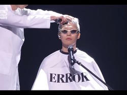 Aksi Penyanyi Korea Cukur Rambut Sambil Nyanyi di Panggung Tuai Perdebatan