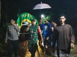 Tiga Korban Tewas Tertimbun Longsor di Tulungagung Dimakamkan Tiga Korban Tewas Tertimbun Longsor di Tulungagung Dimakamkan