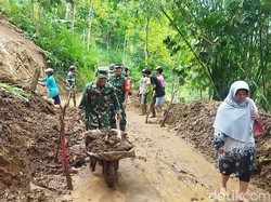 Longsor yang Timbun 3 Warga Tulungagung Dibersihkan, Jalan kembali Dibuka