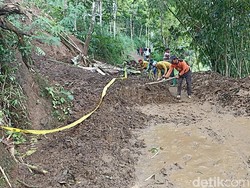 Detik-detik Longsor Timbun-Tewaskan 3 Warga Tulungagung