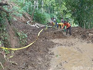Detik-detik Longsor Timbun-Tewaskan 3 Warga Tulungagung Detik-detik Longsor Timbun-Tewaskan 3 Warga Tulungagung