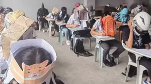 Aksi Unik Mahasiswa Filipina Pakai Topi Anti Nyontek