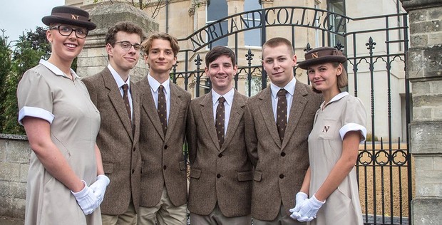 Maria Borrallo adalah lulusan Norland College