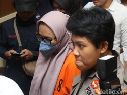 Tampang Tersangka Penipuan-Foto di Billboard Makassar saat Dipamerkan Polisi
